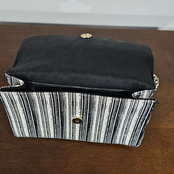 Guess Purse Strip black and white pattern on front with black lid - Picture 6 of 6